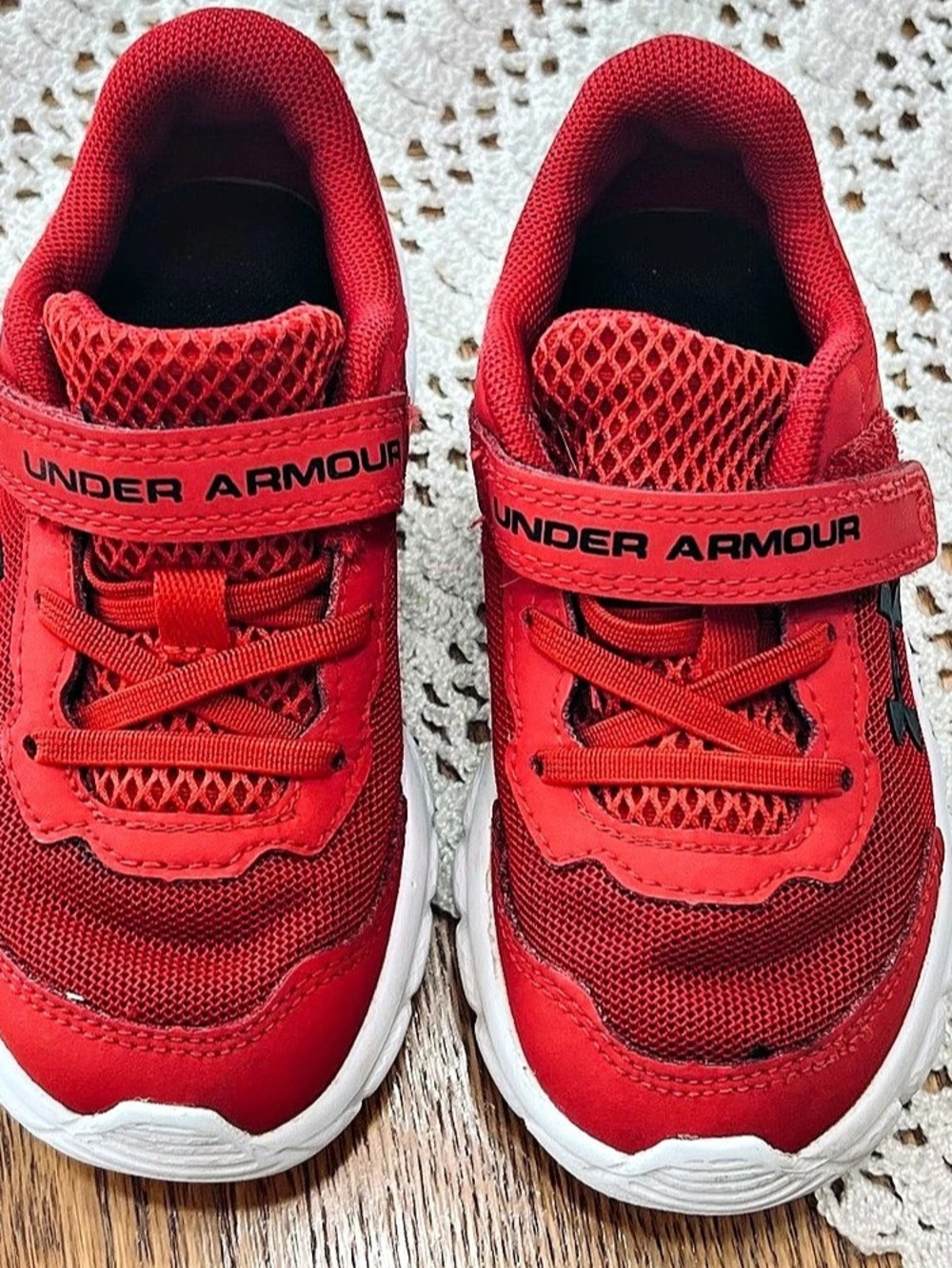 Under Armour Assert 10 AC Boys US 8K Red Sneakers